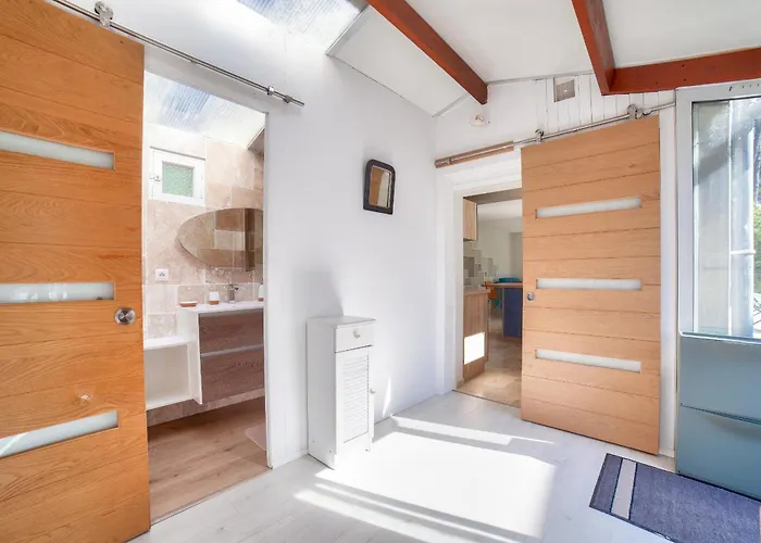 Piscine&accès à La Réserve De La Belle-henriette *